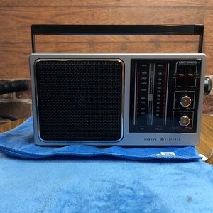 Portable GE 7-2857A AM/FM Radio - Silver and Black
